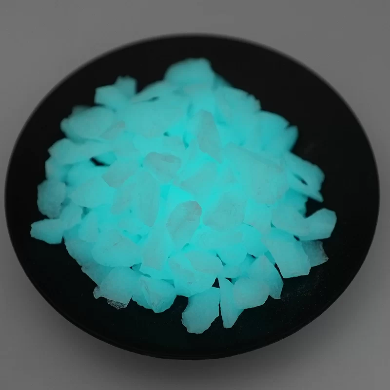 人工着色された夜光石舗装床