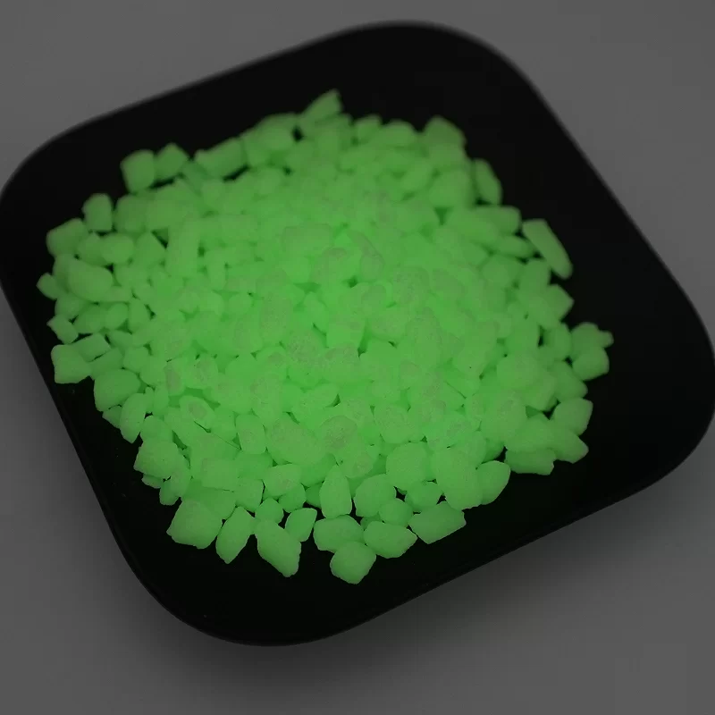 人工着色された夜光石舗装床